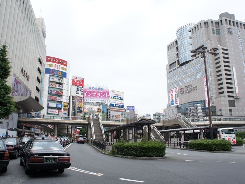 有约20学校的大学城八王子市。受欢迎的八王子站能使用京王线、JR中央线、JR横滨线