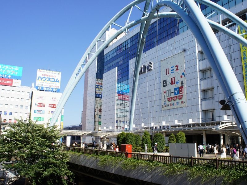 坐地铁到西东京最大规模的立川站约15分钟。也能转乘有许多学校的多摩单轨电车