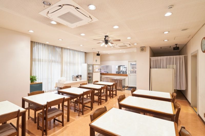 食堂：用早餐385日元、晚饭660日元(含税)温暖地提供味道好的饭。※照片是采取感染预防措施的2021年8月时间点的版面设计。