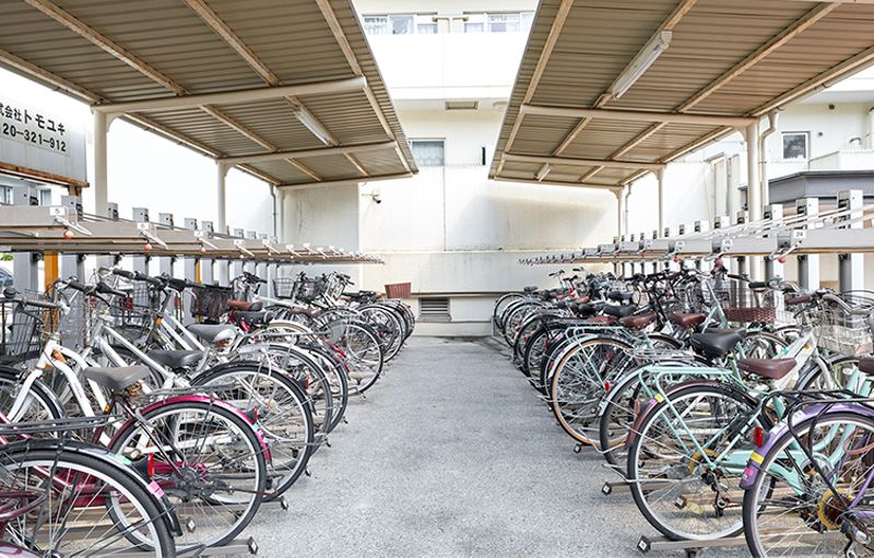 自行车车库：超过100台能容纳的2段式自行车车库。
