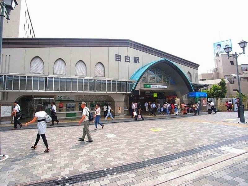 初次在日本采用桥上车站楼的车站。学校在车站附近是有许多大量的学生的利用的车站。