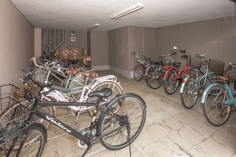 在自行车车库入住者专用的室内自行车车库，免费可以使用。