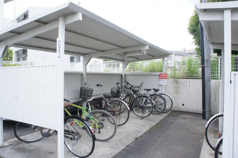 用自行车车库入住者专用免费。从属于屋顶，并且雨的太阳也放心。