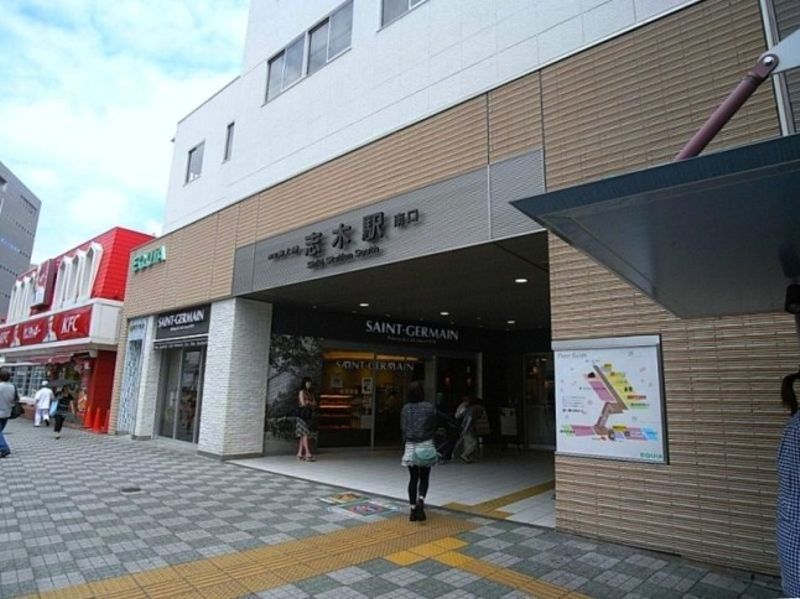 志木站的东口跟车站大楼直接连接。在车站附近有百货商店的丸井以及离子，热闹。