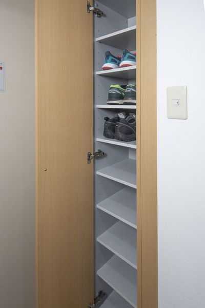 有鞋箱(A型)高度，在独居是足够的橱柜量。※没除了家具家电以外为样板房有小东西