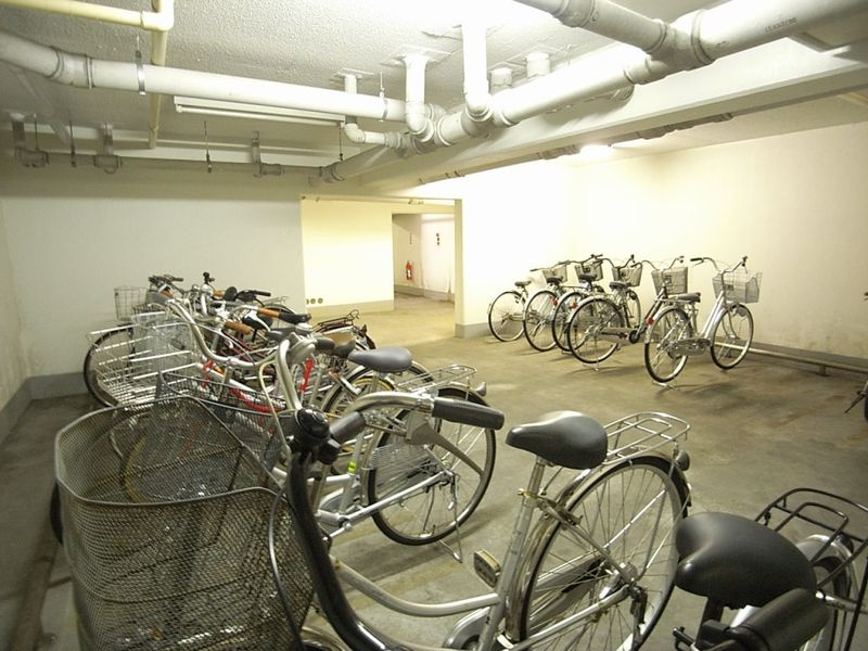 为自行车车库地下，不用担心自行车由于风雨劣化。