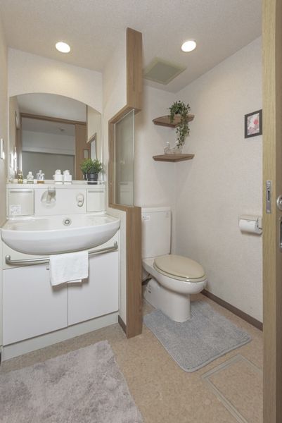 是用厕所(A，B型)宽敞的结构松了一口气的定下来的空间。