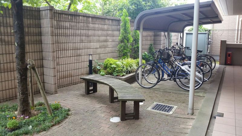 也有像自行车车库里院那样的休息的空白。