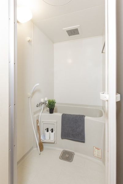 公共汽车(A，B型)是宽松的空间的浴室。