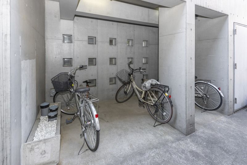 有屋顶在旁边有自行车车库入口的自行车车库。免费可以使用。