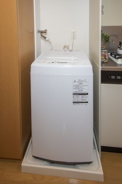 能在洗衣机堆放处(B型)室内洗涤。※没除了家具家电以外为样板房有小东西