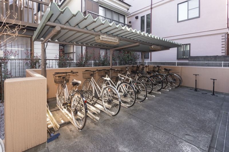 在有自行车车库入住者专用的屋顶的自行车车库，免费可以使用。