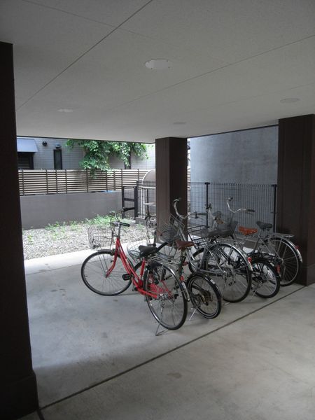 从属于自行车车库屋顶。是入住者专用的免费的停车场。