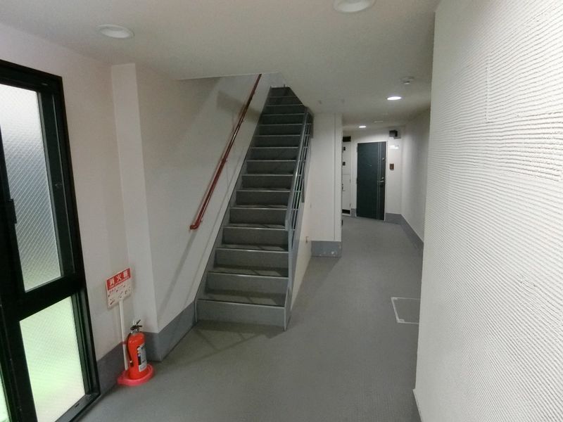 共用走廊设计性也是被想的整洁的公寓。