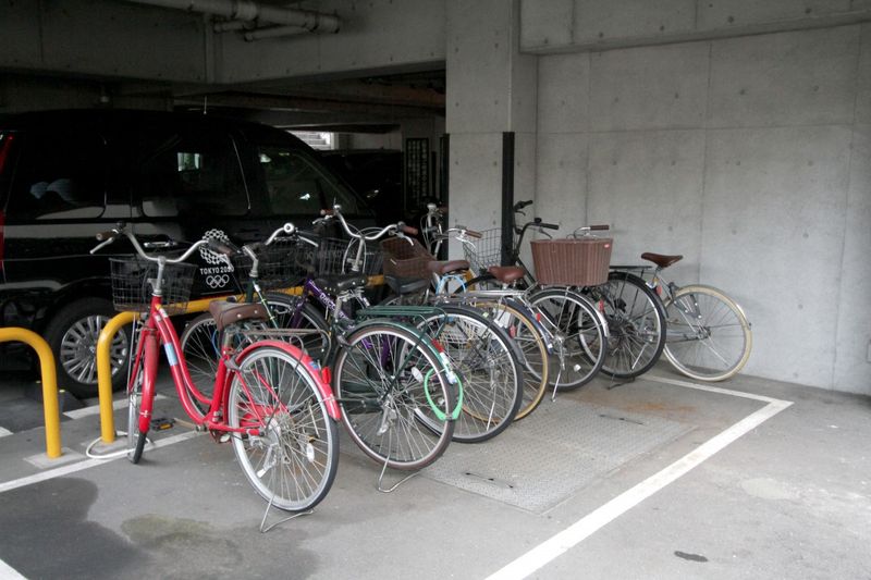 自行车车库自行车在停车场旁处。