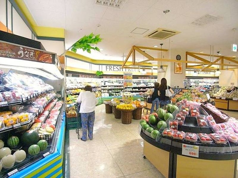 车站前的超级市场"皮科克"作为时令的水果或者蔬菜丰富拿，有筹集。