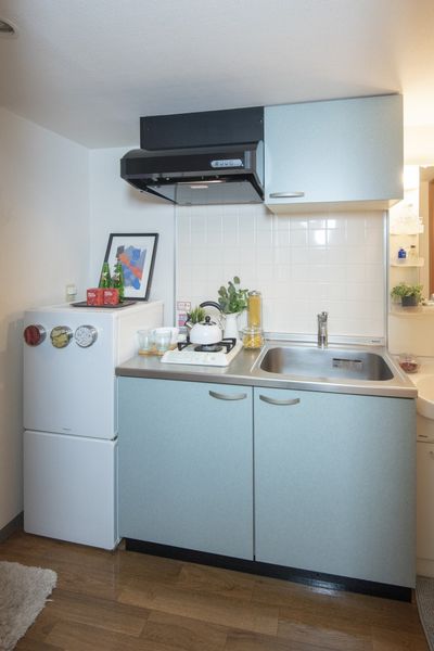 厨房(A型)洗涤槽广阔，并且橱柜也充实！※是样板房的照片。没有家具家电以外的小东西。
