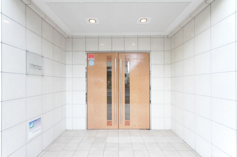 在入口暖色系的门是成熟稳重的印象。