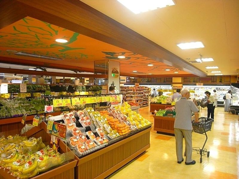在车站前，从新鲜食品到衣服，日用品揃uisamiya。小竹向原超级市场丰富。