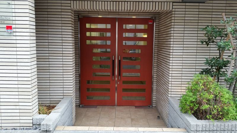 入口红色的门是记号的入口。