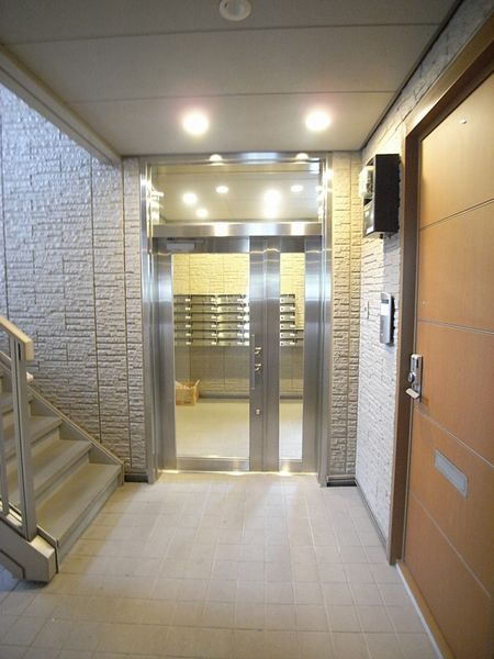 门口从外部在共用走廊里面的走廊是看不见的结构。