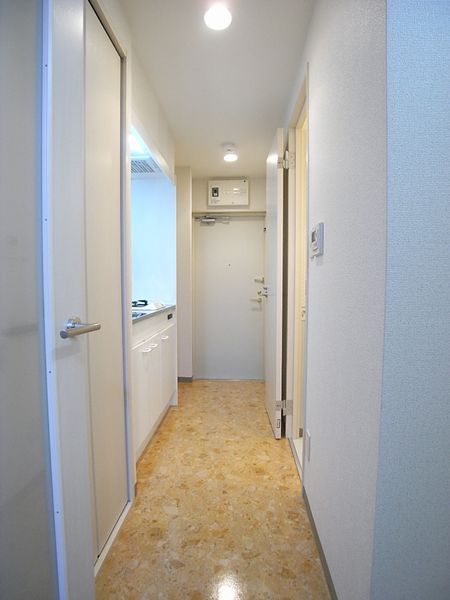 走廊(C型)走廊有到厨房、橱柜、水周围的门。