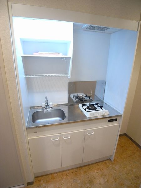 在厨房(C型)炉子和洗涤槽之间有烹调空白。