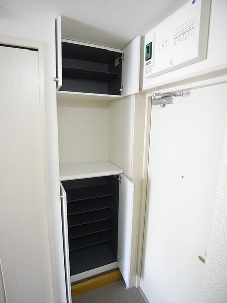鞋柜(D型)是上下被分开的鞋柜。也能在中间放小东西。