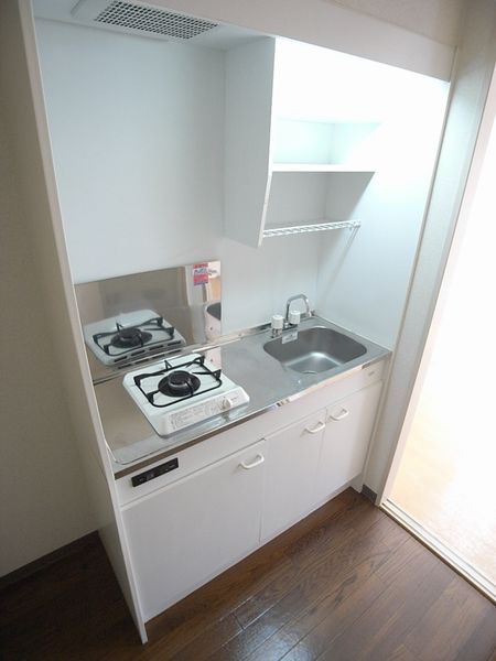 在厨房(D型)炉子和洗涤槽之间有烹调空白。
