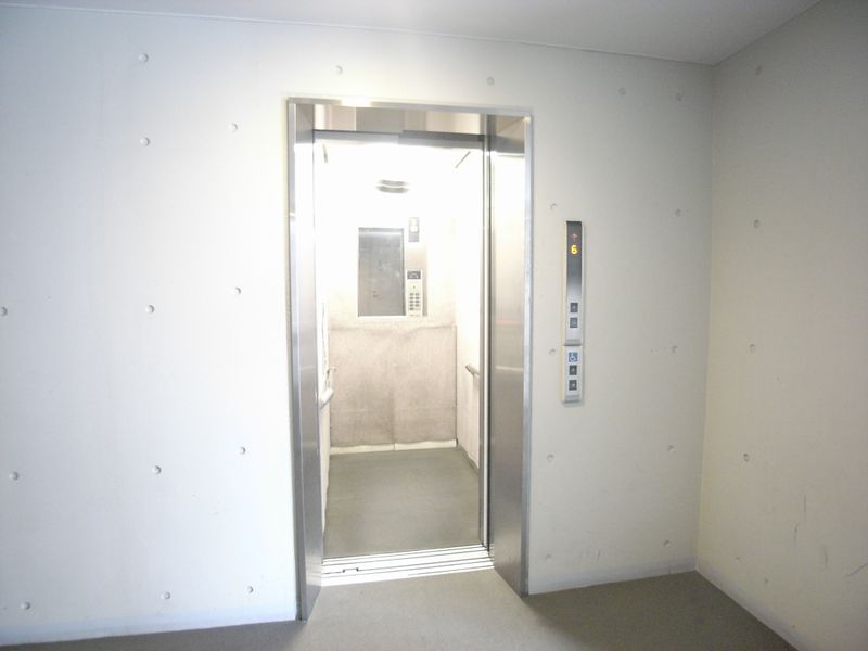 是有电梯电梯的公寓。