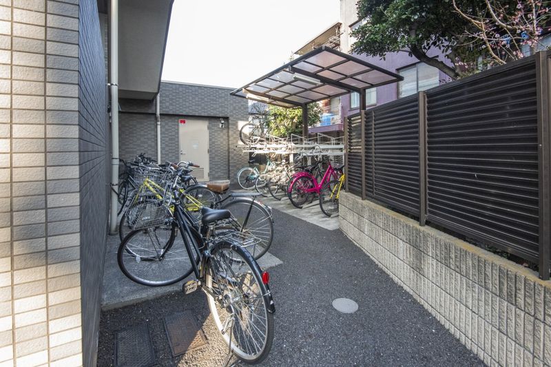 和从属于自行车车库屋顶的2段框平放，有类型的自行车车库。