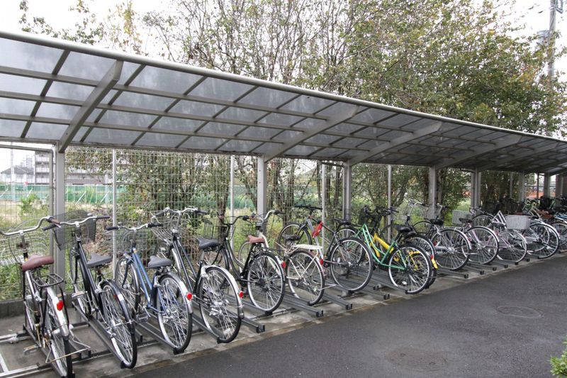 是从属于自行车车库雨能防止感到高兴的好的屋顶的自行车车库。