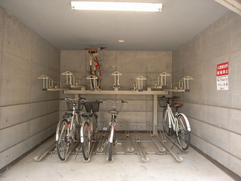 在自行车车库入住者专用的自行车车库，免费可以使用。