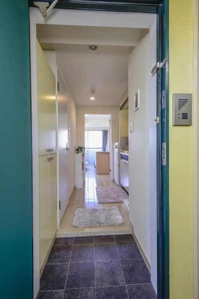 是门在居室走廊(B型)居室和走廊之间有的1K型！※没除了家具家电以外为样板房有小东西