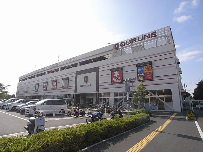 食品、杂货、衣服等的店铺被吸引的购物中心"QURUNE"