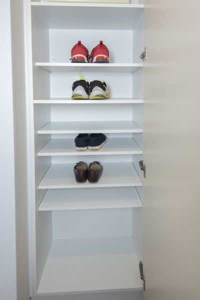 是有鞋柜(C型)橱柜力的鞋箱。※是样板房的照片。没有家具家电以外的小东西。