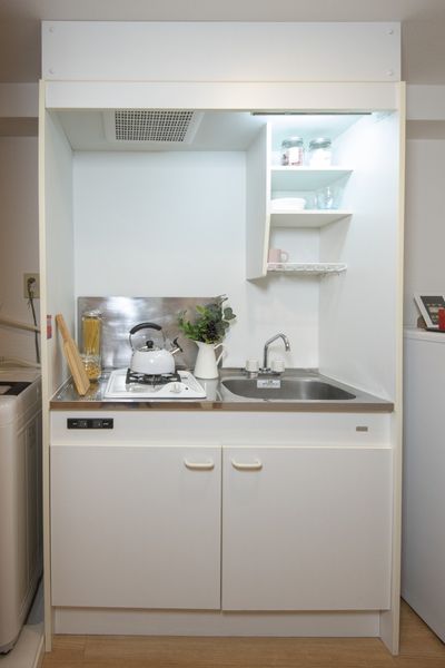 是有厨房(C型)存储空间，便利的厨房空间。※是样板房的照片。没有家具家电以外的小东西。