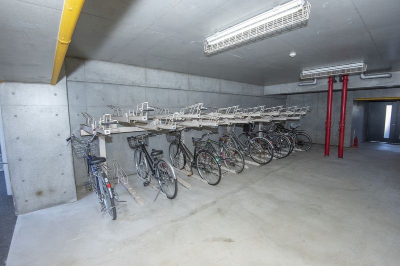 是不被暴露于自行车车库风雨的室内的自行车车库。