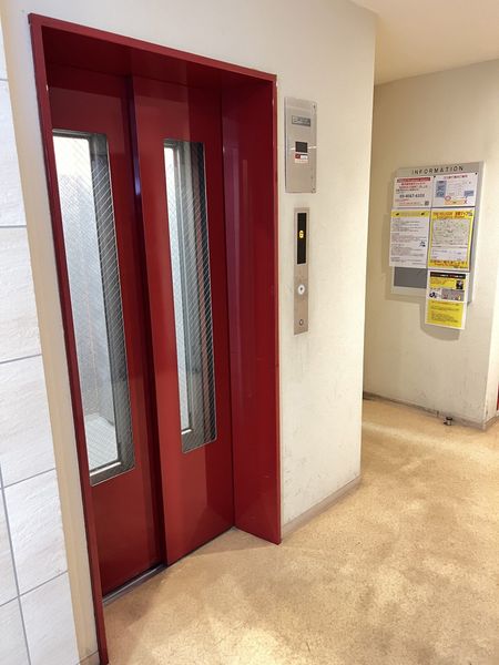 电梯是拘泥于映照的"红"的电梯。