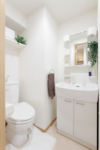 有厕所、独立卫浴柜(A型)上部橱柜，并且便利。※是样板房的照片。没有小东西。