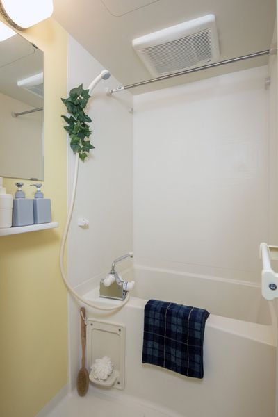 浴室(全类型共同)是宽松的空间的浴室。※没为样板房有家具家电，小东西