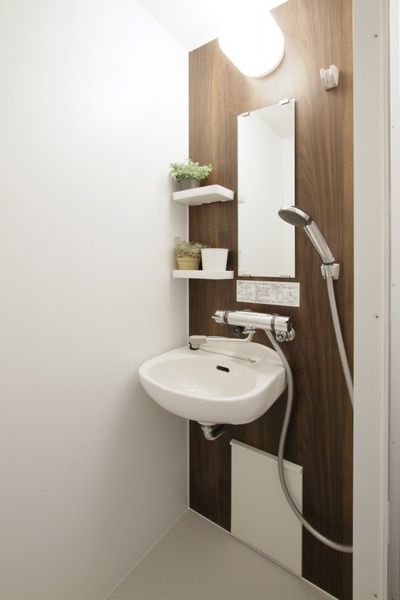 淋浴房用木纹风格的重音面板漂亮。
