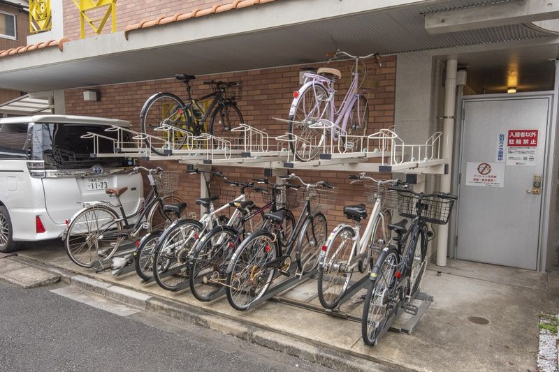 是从属于自行车车库屋顶的2段框的自行车车库。