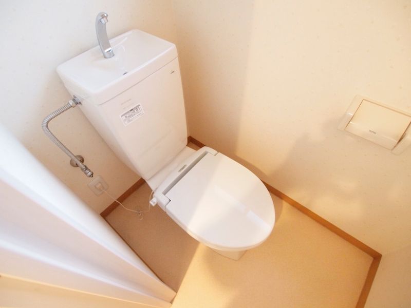厕所(101，201号房间)是独立的厕所。