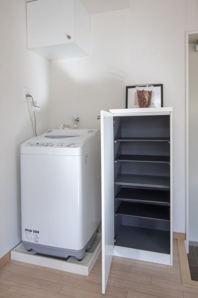 有作为鞋箱、洗衣机堆放处(103，203号房间)标准的尺寸的鞋柜，室内洗衣机堆放处。