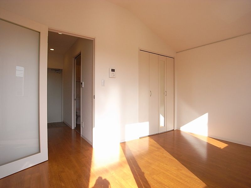 居室(A型)是面朝东的亮的公寓。