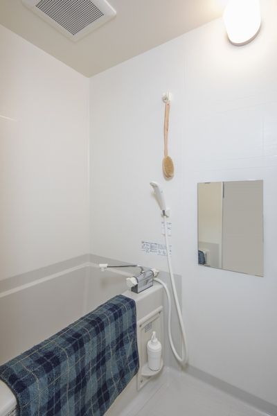 有浴室(A型)镜子，搁板的便利！在热水存，慢慢地感到累。※没为样板房有小东西