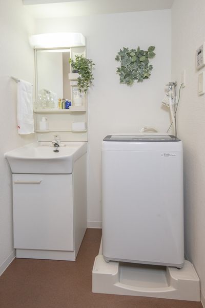 独立洗面台（Aタイプ）　毎日の身支度に便利な洗面台付きです。※モデルルームです。小物は付きません。