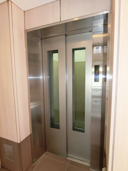 因为有电梯电梯所以行李有一天被提出来向下轻松。