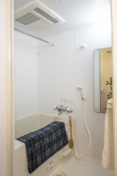 浴室(A型)是宽松的空间的浴室。有镜子以及搁板的是便利！※是样板房。没有小东西。